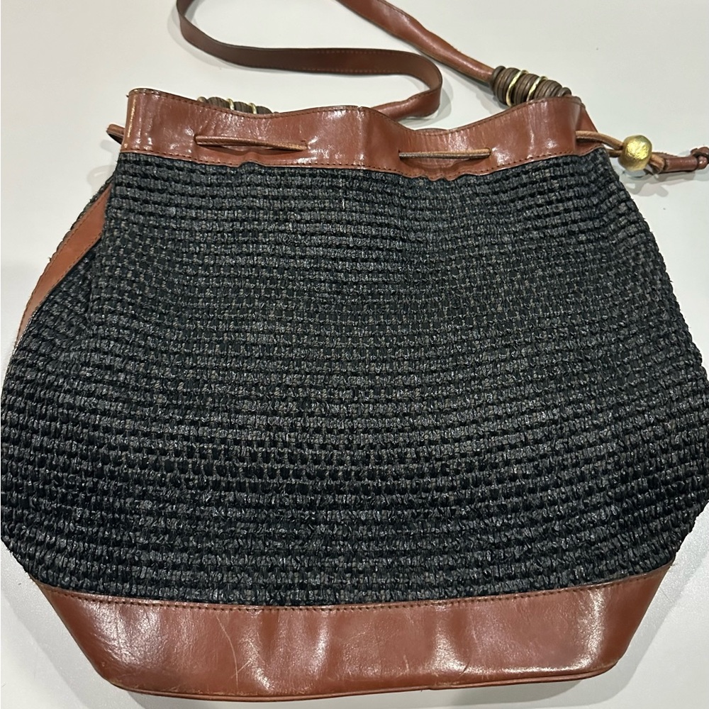 Dillards Genuine Leather Drawstring Bucket Shoulder Bag Black/Gray Gold Accents.